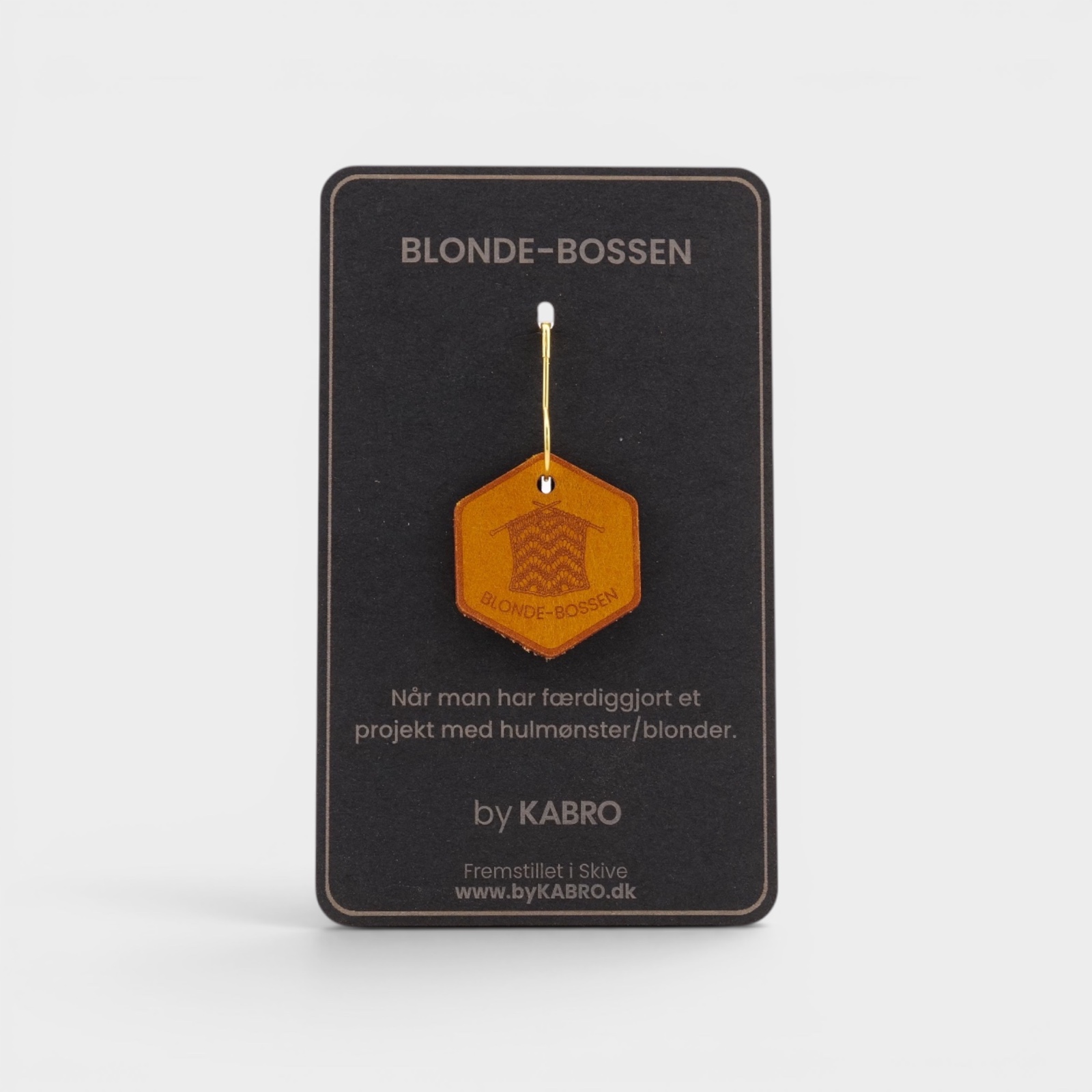 Blondebossen – strikkemærke på sort by KABRO-kort