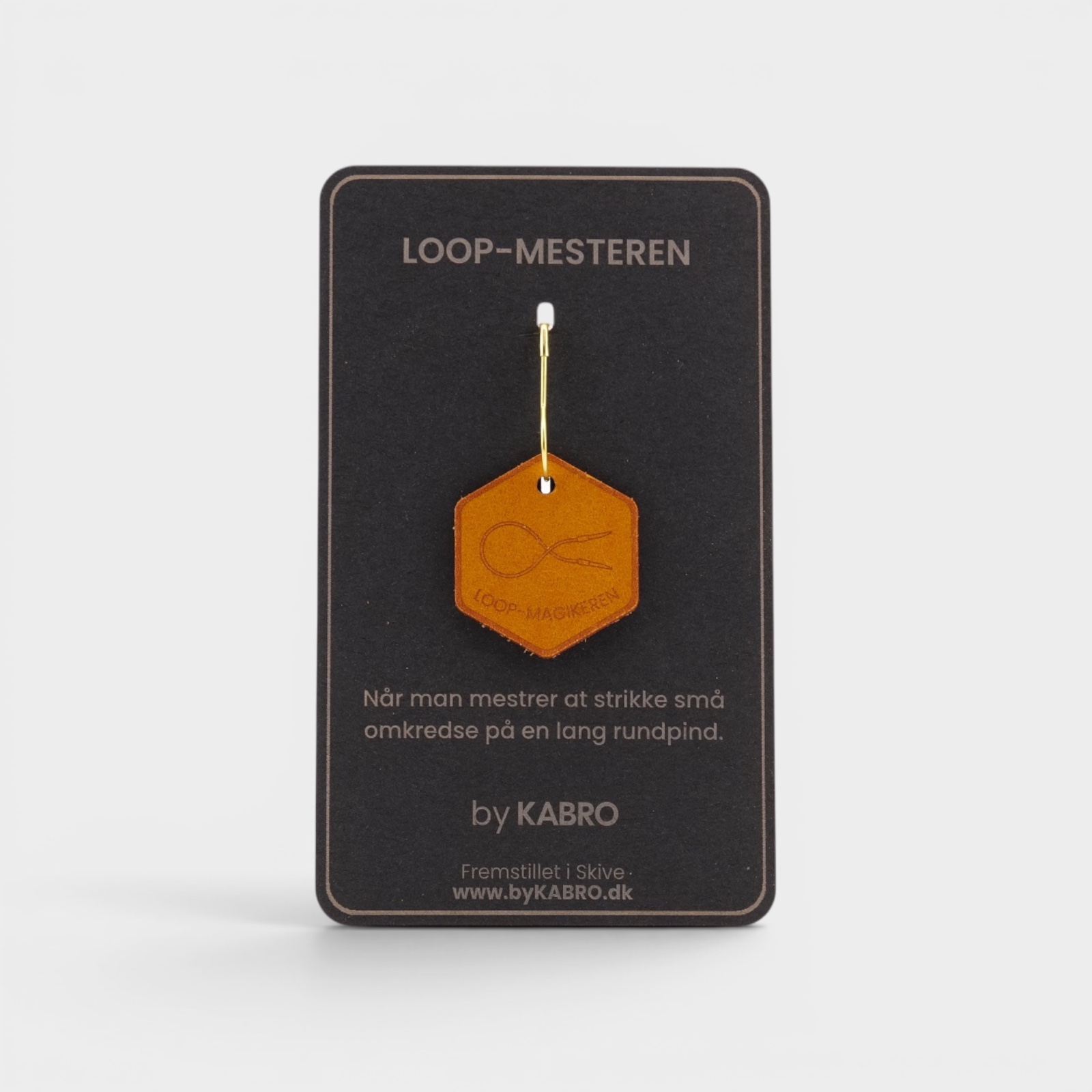 Loopmagikeren – strikkemærke på sort by KABRO-kort