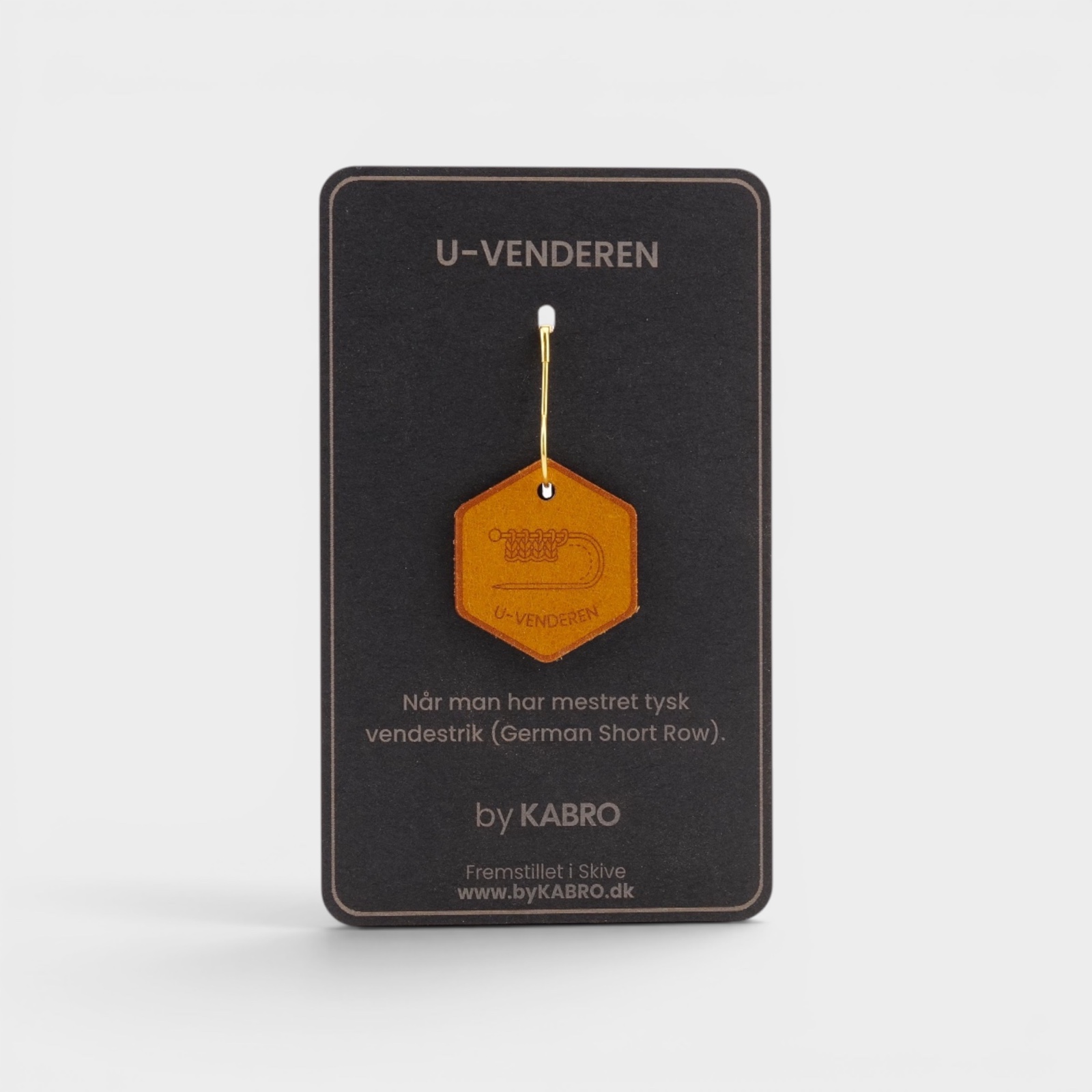 U-Venderen – strikkemærke på sort by KABRO-kort