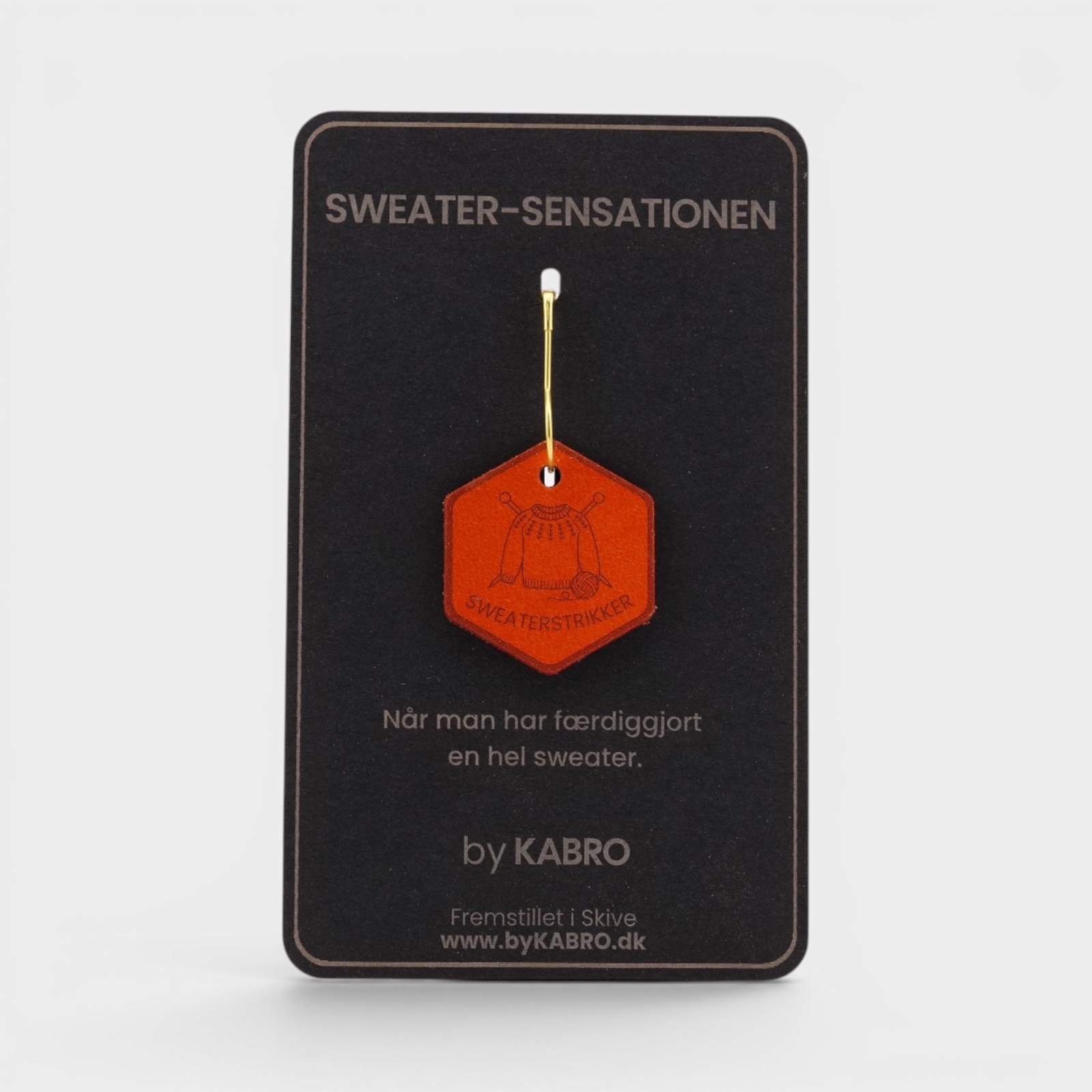 Sweaterstrikker – strikkemærke på sort by KABRO-kort