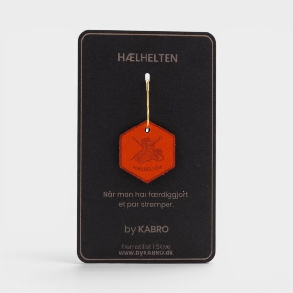 Forsiden af kortet til strikkemærket Hæl-Helten fra by KABRO