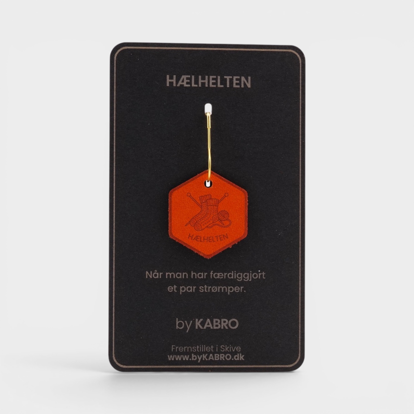 Hælhelten – strikkemærke på sort by KABRO-kort