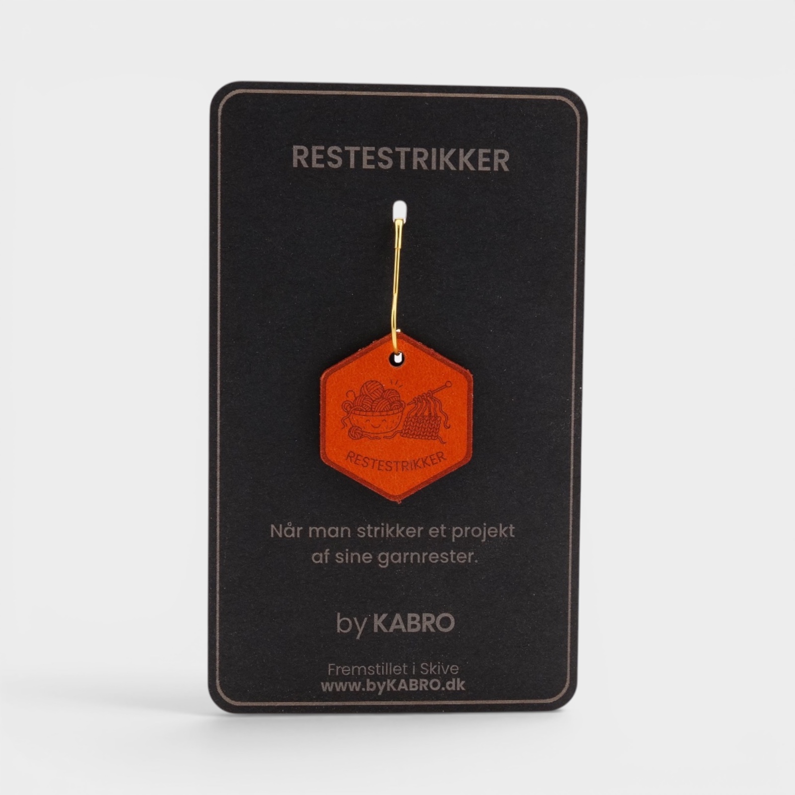 Restestrikker – strikkemærke på sort by KABRO-kort