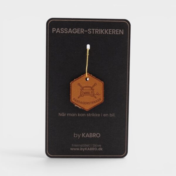 Forsiden af kortet til strikkemærket Passager-Strikkeren fra by KABRO