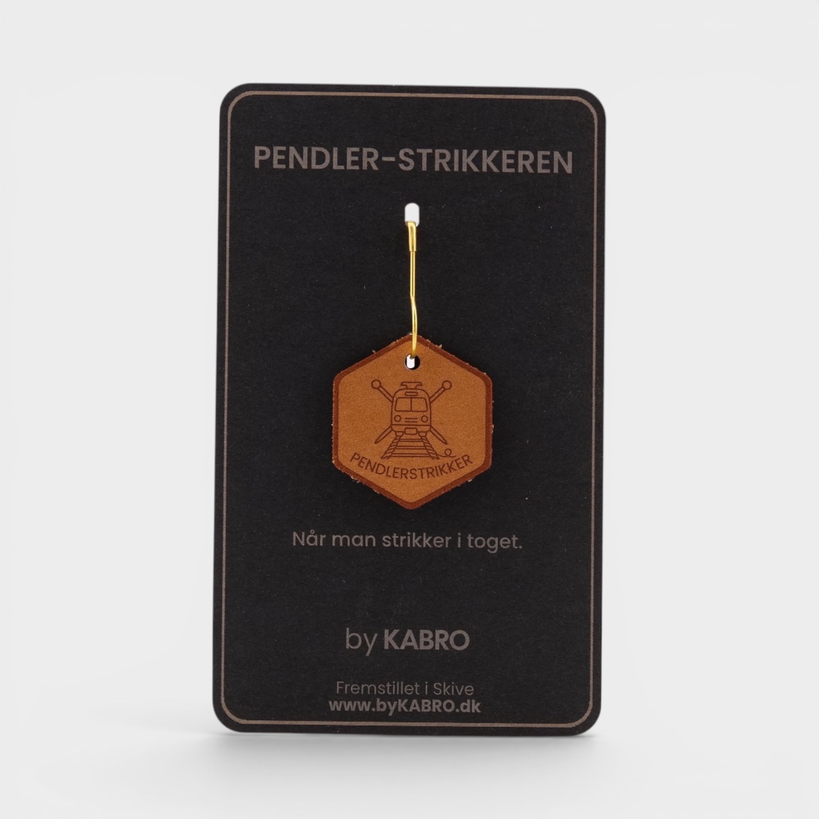 Pendlerstrikker – strikkemærke på sort by KABRO-kort