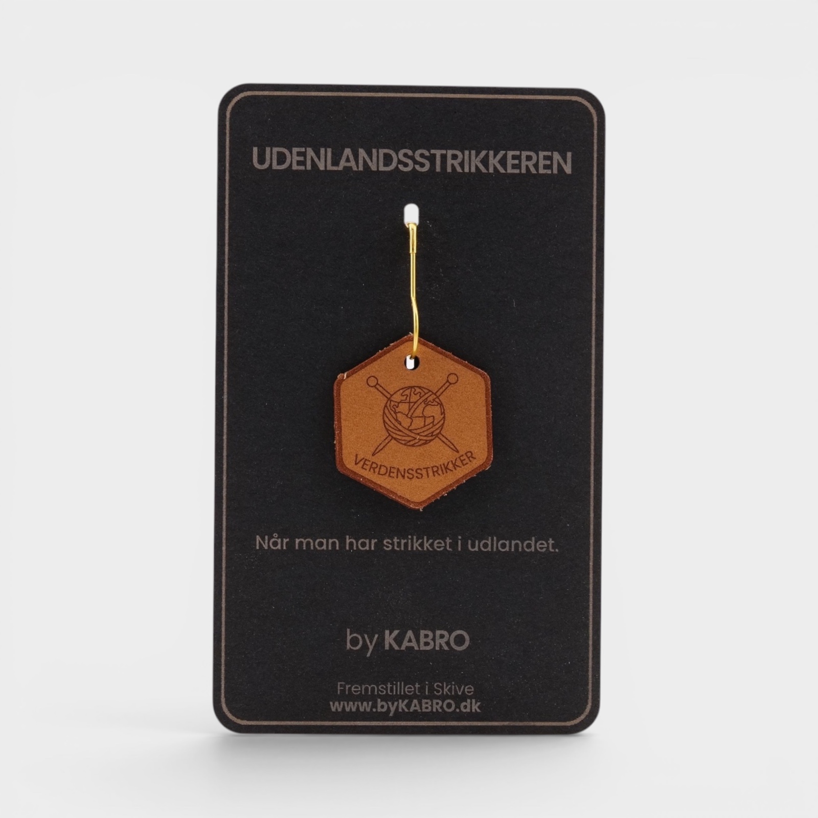 Verdensstrikker – strikkemærke på sort by KABRO-kort