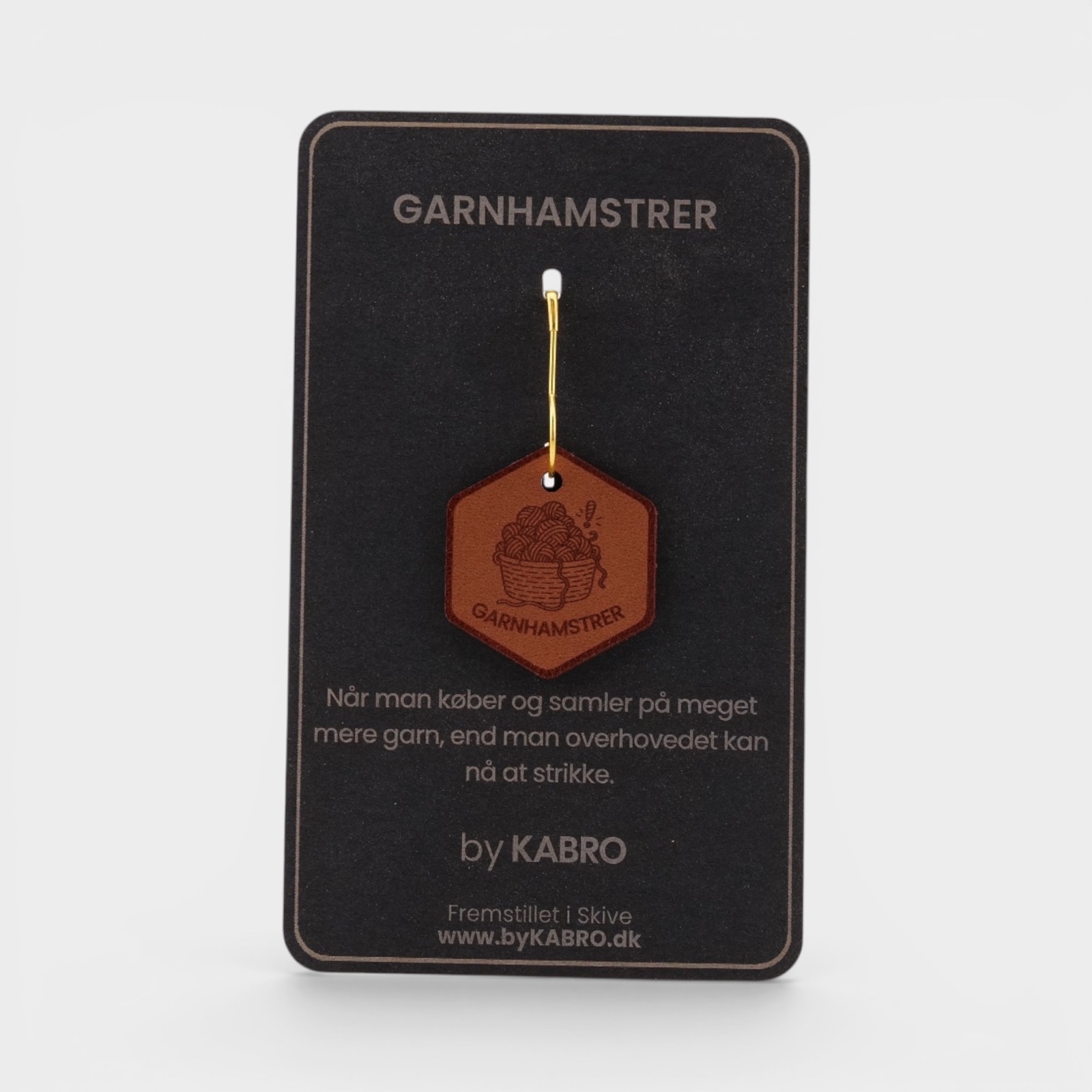 Garnhamstrer – strikkemærke på sort by KABRO-kort