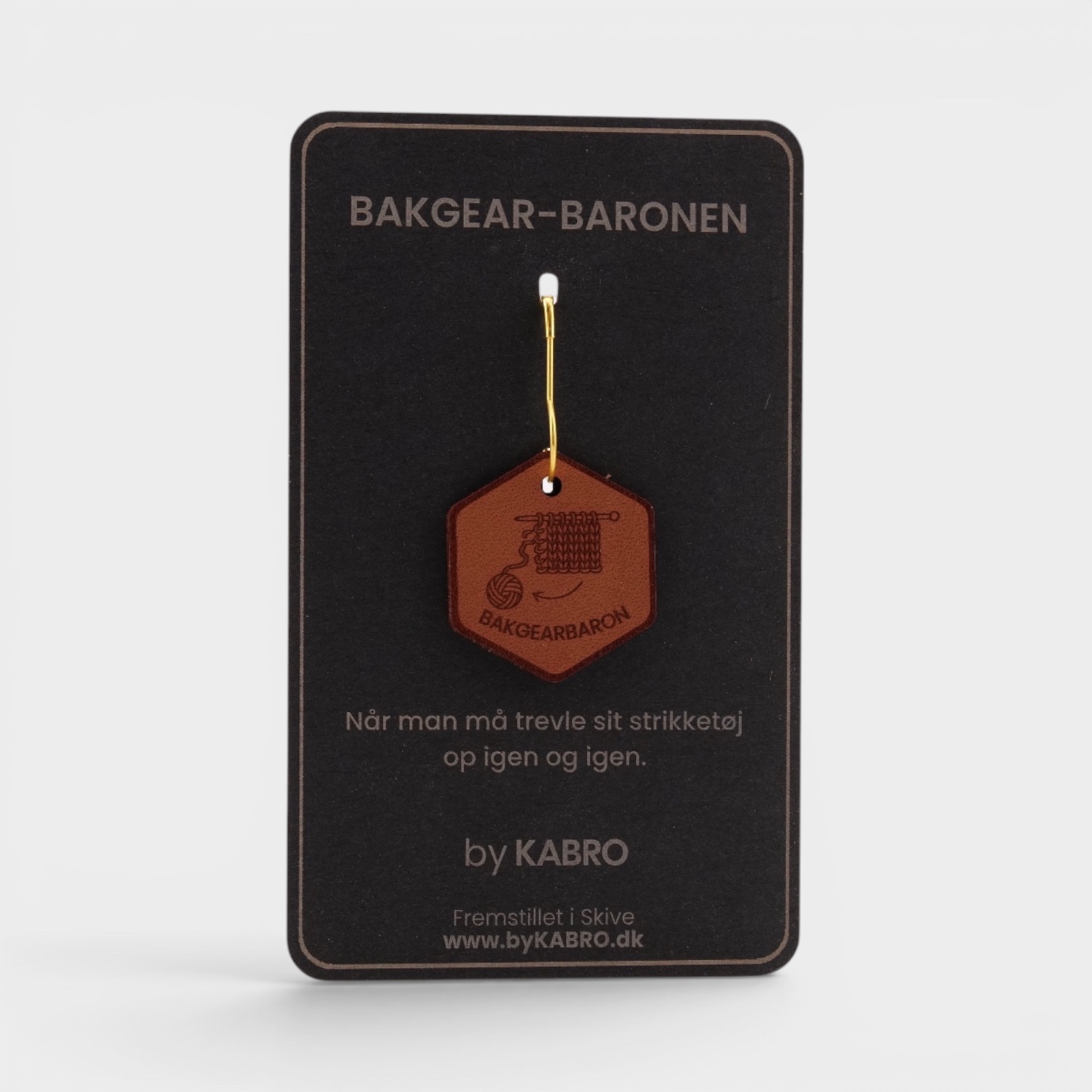 Bakgearbaron – strikkemærke på sort by KABRO-kort