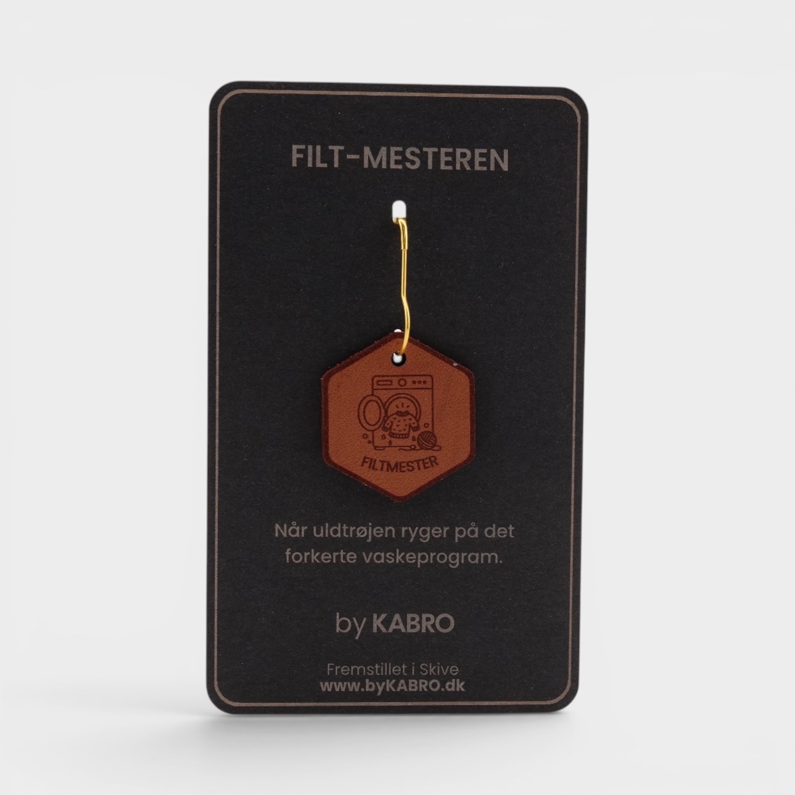 Filtmester – strikkemærke på sort by KABRO-kort