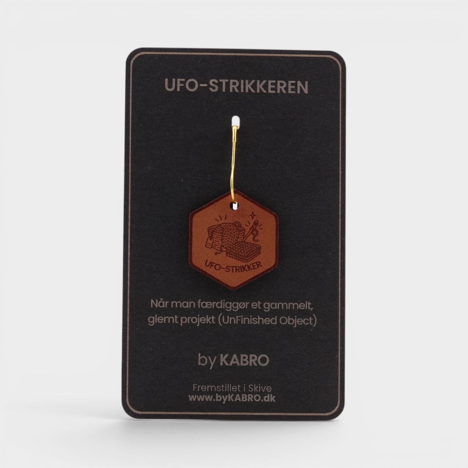 UFO-Strikker – strikkemærke på sort by KABRO-kort
