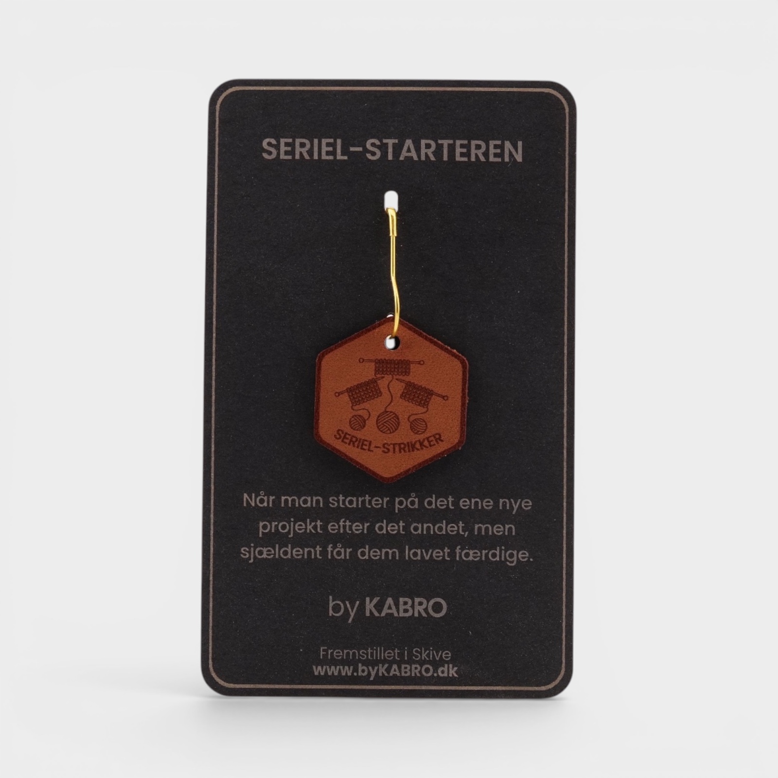 Serielstrikker – strikkemærke på sort by KABRO-kort