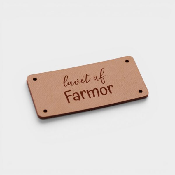 lavet af farmor natur label Naturfarvet læderlabel med teksten lavet af Farmor fra by KABRO