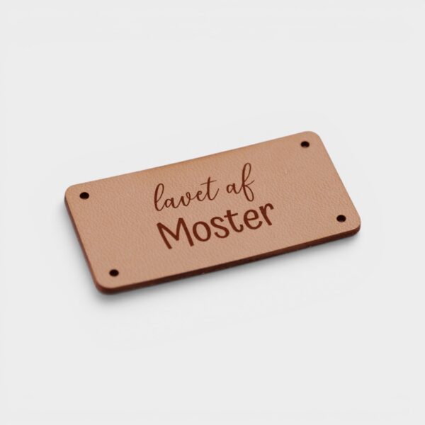 lavet af moster natur label Naturfarvet læderlabel med teksten lavet af Moster fra by KABRO