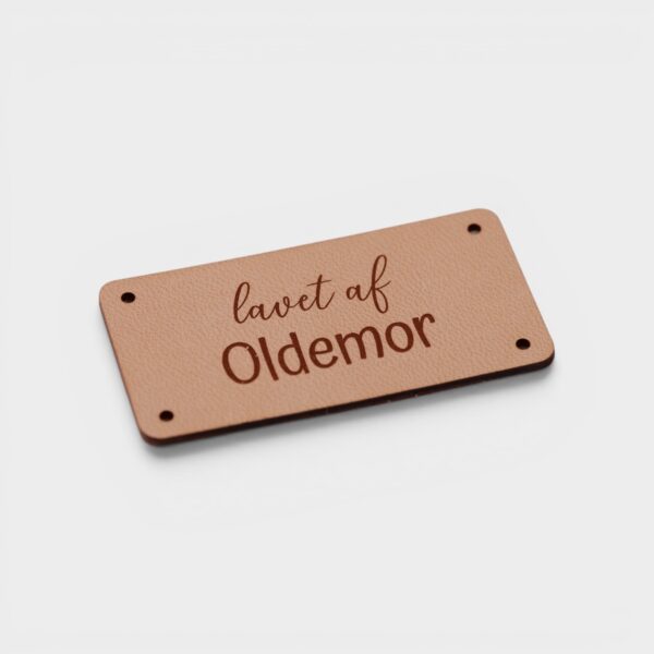 lavet af oldemor natur label Naturfarvet læderlabel med teksten lavet af Oldemor fra by KABRO