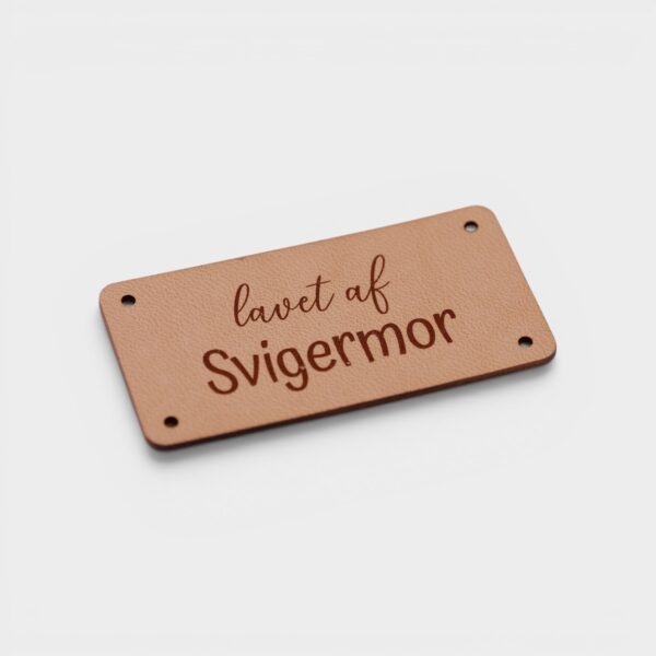 lavet af svigermor natur label Naturfarvet læderlabel med teksten lavet af Svigermor fra by KABRO