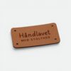 Skæv label med teksten Håndlavet med stolthed fra by KABRO Skæv label med teksten Håndlavet med stolthed fra by KABRO