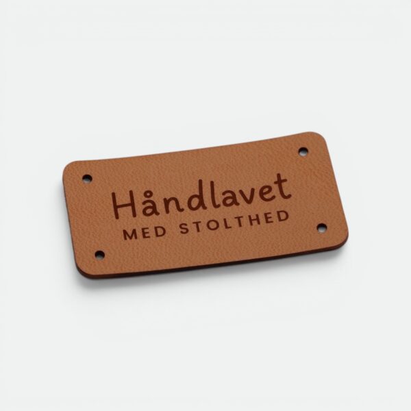 Skæv label med teksten Håndlavet med stolthed fra by KABRO