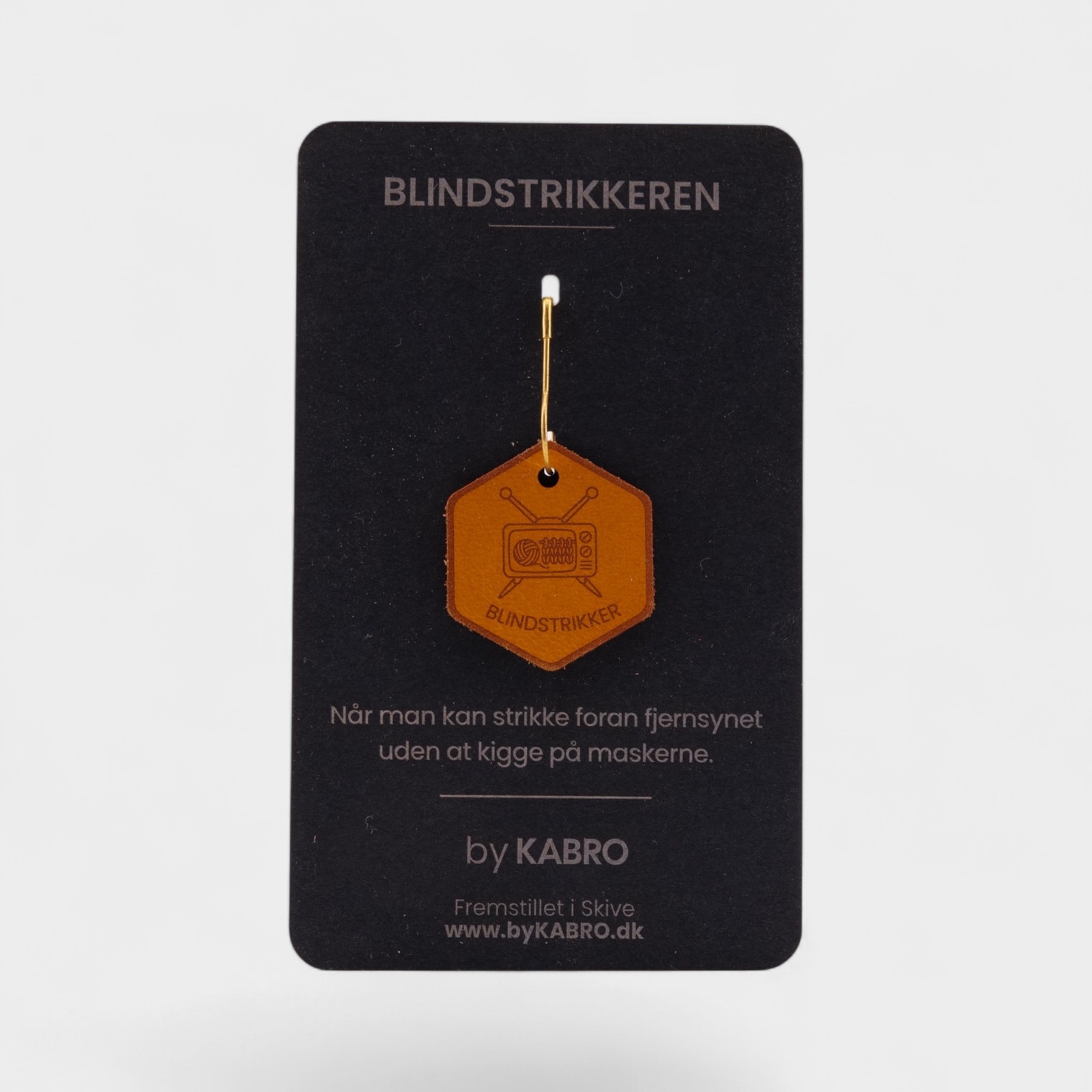 Blindstrikker – strikkemærke på sort by KABRO-kort