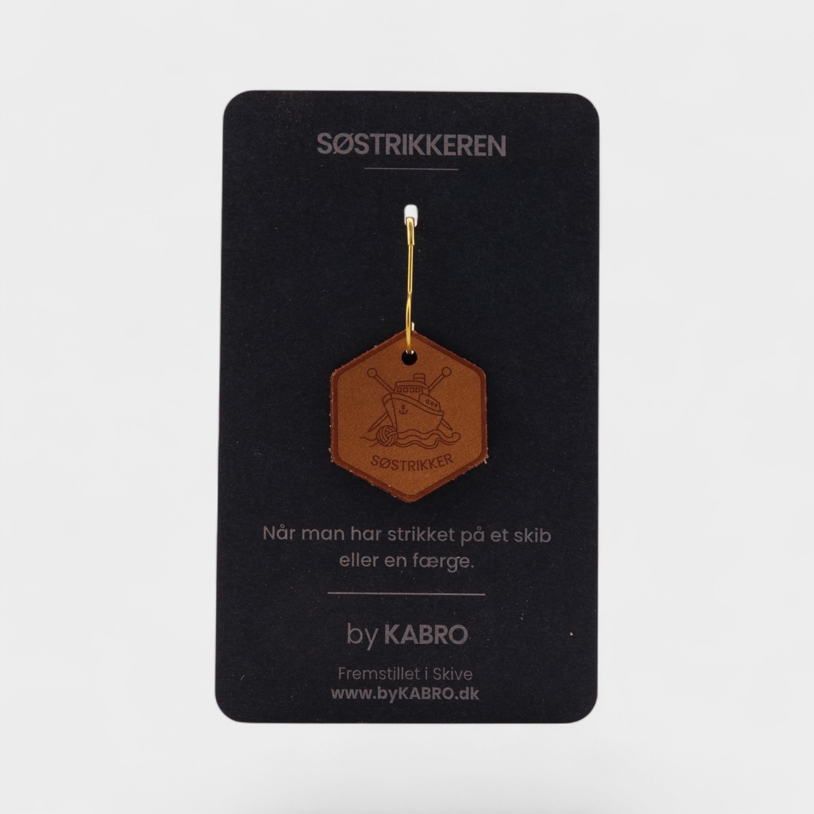 Søstrikker – strikkemærke på sort by KABRO-kort