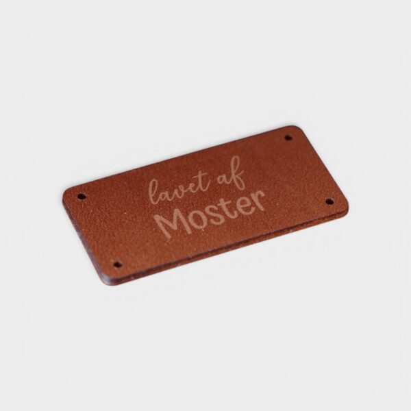 lavet af moster cognac label Cognacfarvet læderlabel med teksten lavet af Moster fra by KABRO